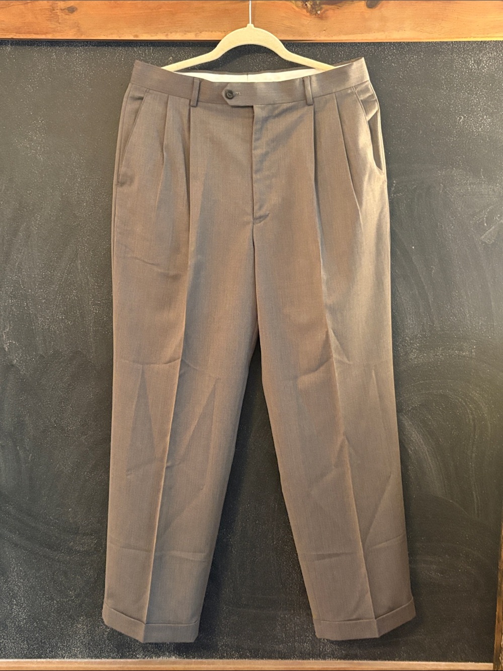 Louis Raphael Men’s Taupe/ Gray Pleated Dress Pants